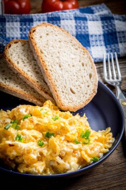 Sahanda yumurta soğan ve Frenk soğanı.