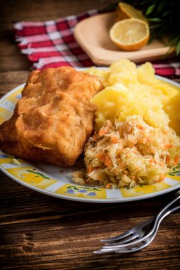 Hizmet kızarmış morina fileto.