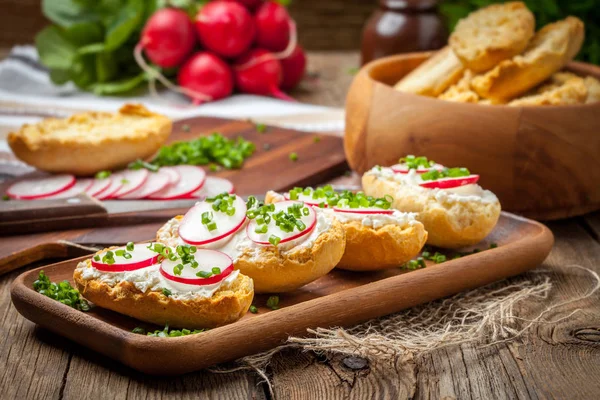 Torradas com rabanete, cebolinha e queijo cottage . — Fotografia de Stock