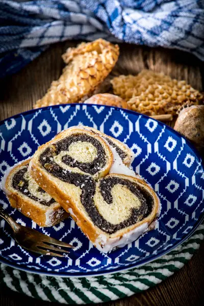 Dos pedazos de pastel de semillas de amapola en un plato . — Foto de Stock