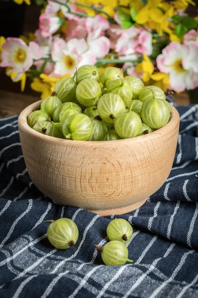 Uva spina fresca in una ciotola di legno . — Foto Stock