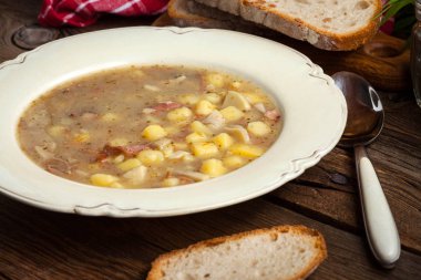 Bir plaka üzerinde ekşi çorbası.