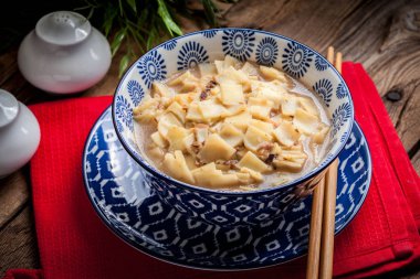 erişte ile mantar çorbası.