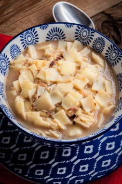 erişte ile mantar çorbası.