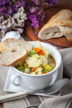 taze ev yapımı sebze çorbası.