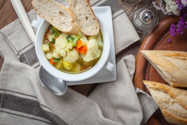 taze ev yapımı sebze çorbası.