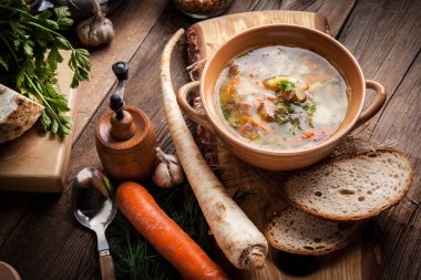 Bezelye çorbası ile sebze ve pastırma.