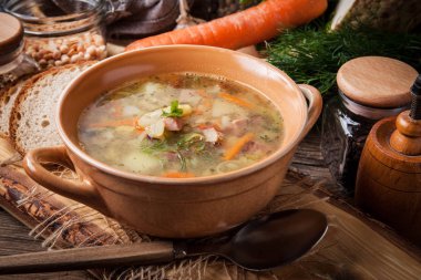 Bezelye çorbası ile sebze ve pastırma.