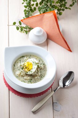 Yumurta beyaz kase ile kuzukulağı çorbası.