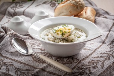 Yumurta beyaz kase ile kuzukulağı çorbası.