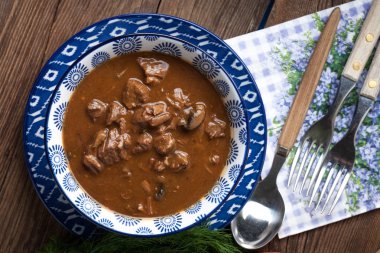 gulaş çorbası domuz eti ve mantar ile.
