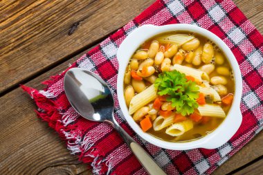 Penne makarna ile fasulye çorbası.