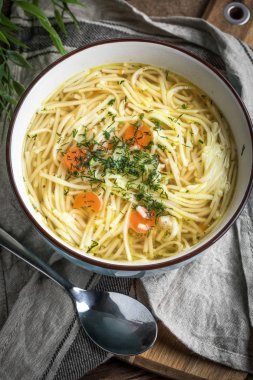 Suyu - mavi bir kase tavuk çorbası.