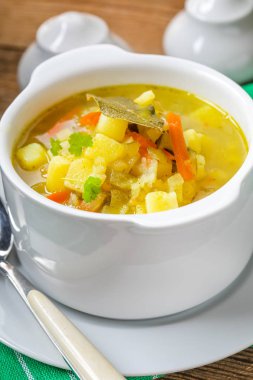 Salatalık sebze çorbası.