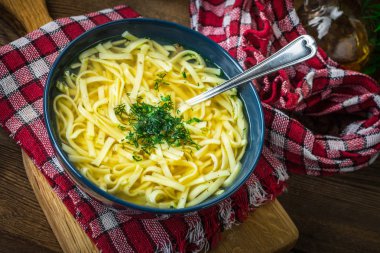 Suyu - bir kase tavuk çorbası.