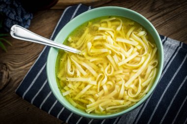 Suyu - bir kase tavuk çorbası.