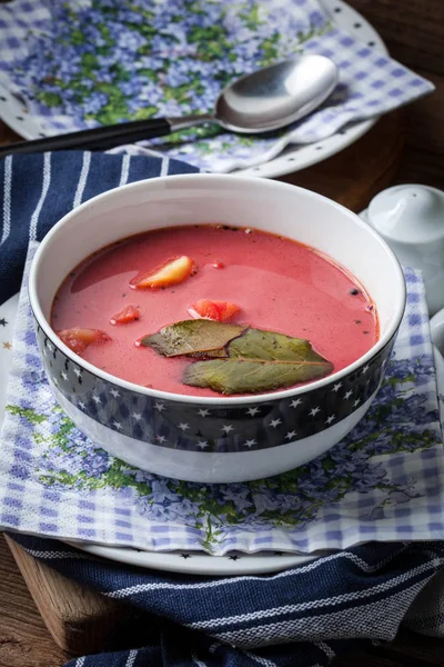 Vegetarian red soup - borsch in green bowl. — Stock Photo, Image