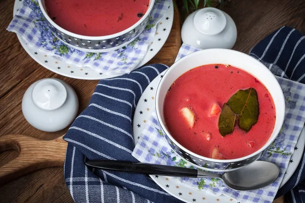 Vegetarische rode soep - borsch in groene kom. — Stockfoto