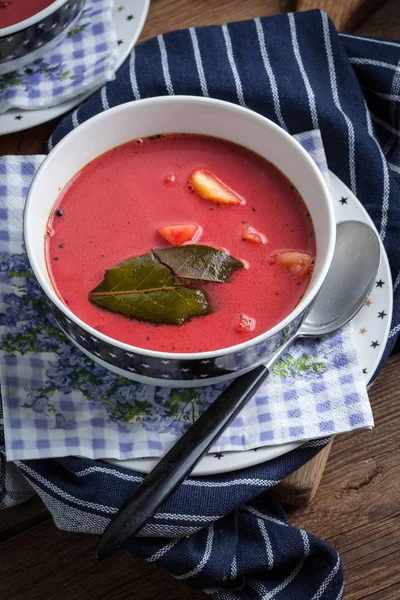 Vegetariánské červená polévka - boršč v zelené mísy. — Stock fotografie