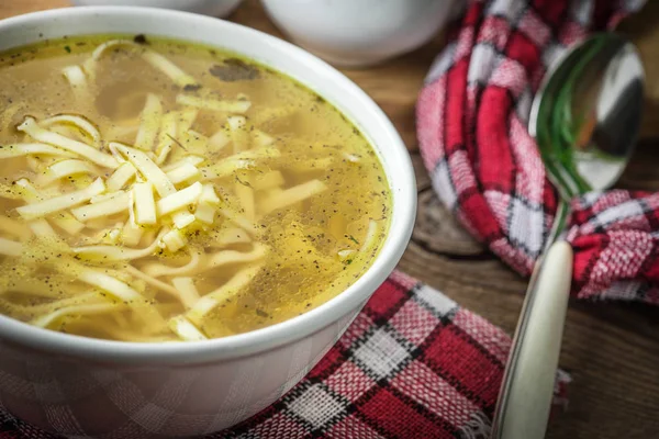 Brodo - minestra di pollo in una boccia . — Foto Stock