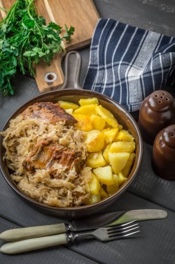 Kızarmış kaburga lahana turşusu.