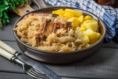 Kızarmış kaburga lahana turşusu.