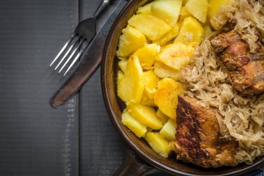 Kızarmış kaburga lahana turşusu.