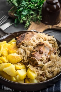 Kızarmış kaburga lahana turşusu.