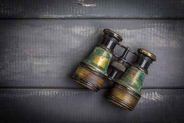 Eski dürbün Patine ile kaplı.