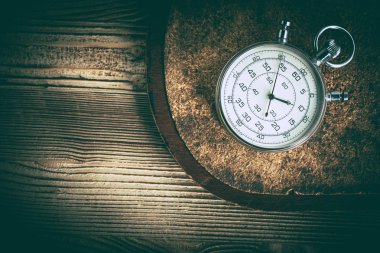 Cork arka plan üzerinde eski bir kronometre.