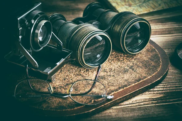 Objetos Antiguos Con Lentes Prismáticos Cámara Lupa Vasos Estilo Vintage — Foto de Stock