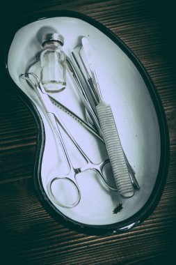 Ahşap arka plan üzerinde eski Tıp cihazları.