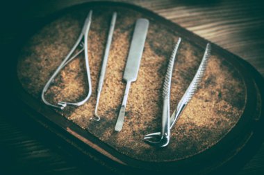 Ahşap arka plan üzerinde eski Tıp cihazları.