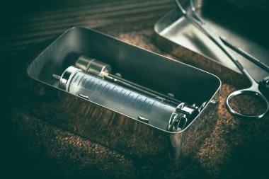 Ahşap arka plan üzerinde eski Tıp cihazları.