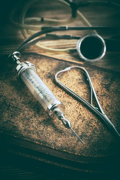 Παλαιό εξοπλισμό ιατρικής σε φόντο ξύλινη. — Φωτογραφία Αρχείου