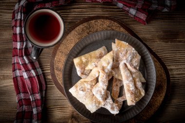 Faworki - geleneksel Lehçe çıtır çıtır tatlı.