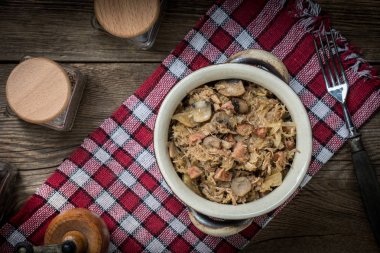 Geleneksel Lehçe lahana turşusu (bigos).