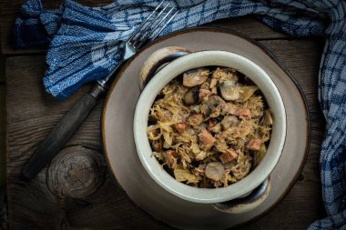 Geleneksel Lehçe lahana turşusu (bigos).