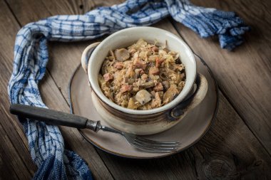 Geleneksel Lehçe lahana turşusu (bigos).