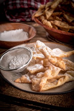 Pudra şekeri ile dekore edilmiş Faworki.