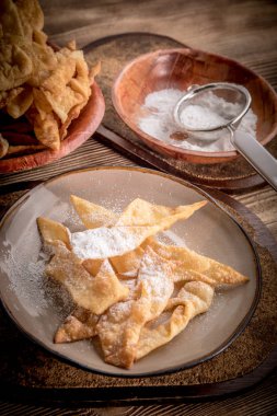 Pudra şekeri ile dekore edilmiş Faworki.