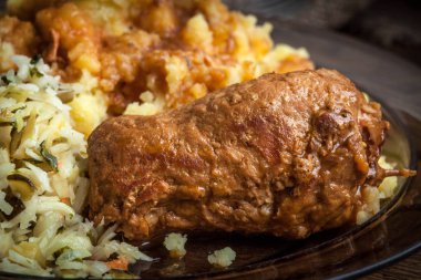 Lezzetli roulades sığır plaka üzerinde.