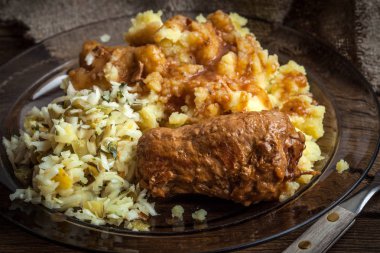 Lezzetli roulades sığır plaka üzerinde.