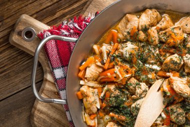 Kızarmış tavuk parçaları sebzeli.