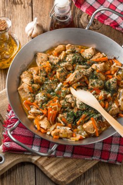 Kızarmış tavuk parçaları sebzeli.