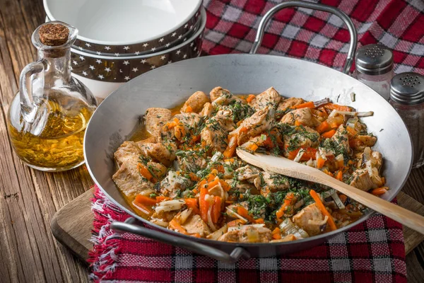 Stekt kycklingbitar med grönsaker. — Stockfoto