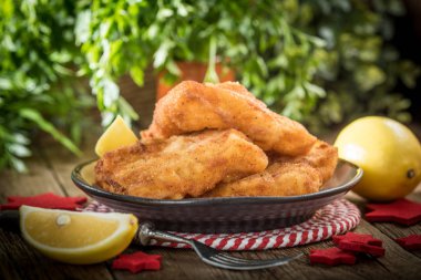 Kızarmış morina dilim ekmek kırıntıları.