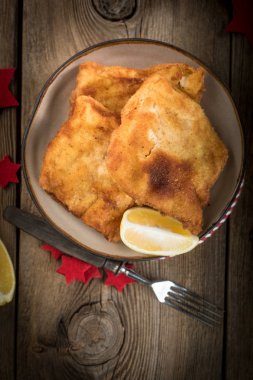 Kızarmış morina dilim ekmek kırıntıları.