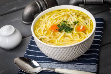 Lezzetli et suyu noodles ile.