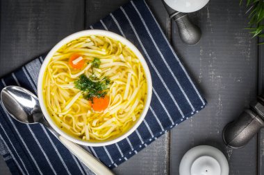 Lezzetli et suyu noodles ile.